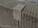 Incrustatie leuning met daaronder een bakstenen "strikje".
<br/>
Corrie Groen- Pickhard, 2015-04-01